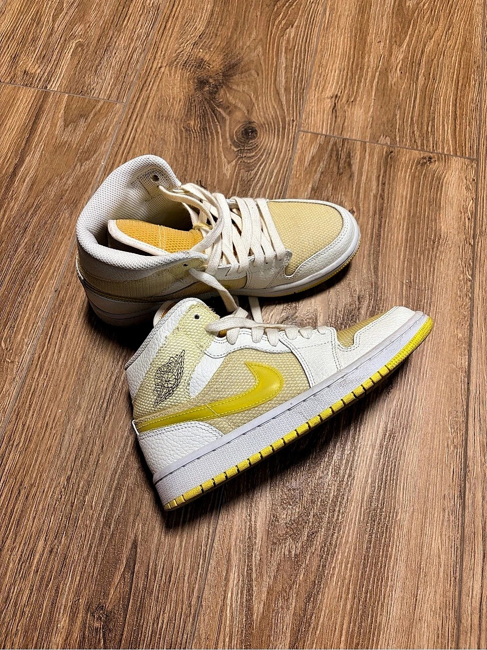 Air Jordan 1 Mid SE Voltage Yellow | Women’s 6.5 | DB2822-107